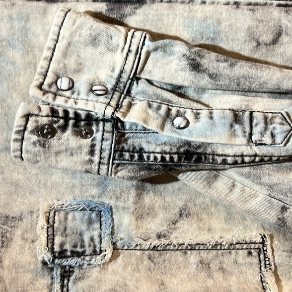 NWOT We The Free Lovestruck Shacket  Acid Washed Blue Snaps Denim Oversized  S - Picture 9 of 9